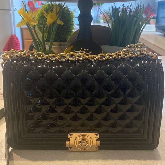 Steve Madden Handbags - 🖤Black Quilted Shiny Bag🖤